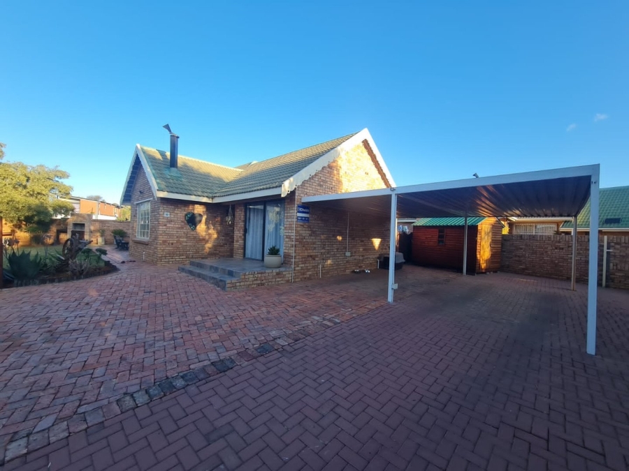 3 Bedroom Property for Sale in Langenhovenpark Free State